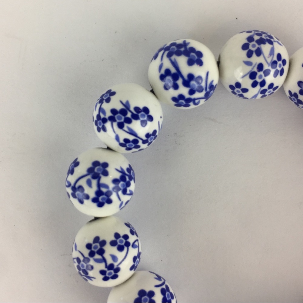 White and Blue floral beaded stretchy bracelet EUC - Picture 3 of 8
